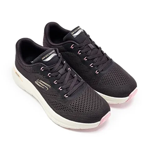 Par de tênis casual feminino Skechers preto com detalhes em rosa, vista lateral mostrando malha respirável e solado flexível
